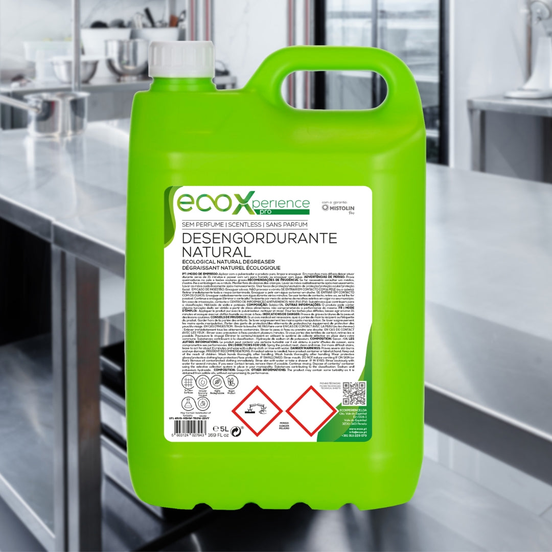 O Desengordurante Natural 5LT ECOXPRO, é um detergente indicado para a limpeza de todo o tipo de superfícies como azulejos, balcões, bancadas, equipamentos, etc. A sua fórmula especial contém, entre outros componentes, tensioativos iónicos de origem vegetal (sabão).